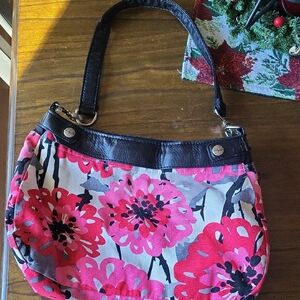 Chic Floral Shoulder Bag in Black and Pink